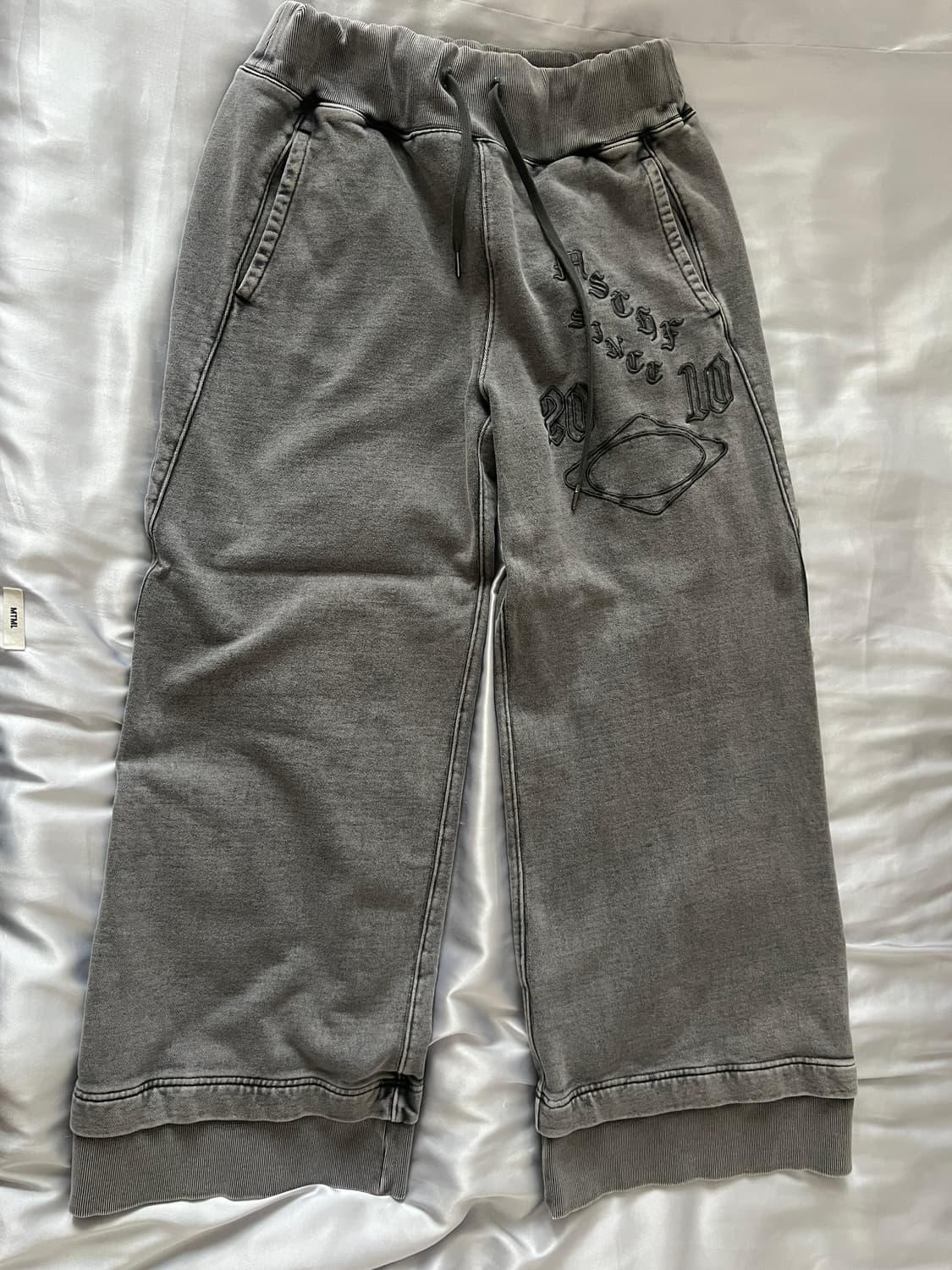 미스치프 밴딩 스웨트팬츠 워시드 차콜 상품이미지2