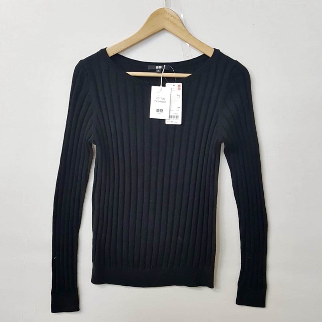 [새상품] 유니클로 코튼 캐시미어 스웨터 블랙 상품이미지1