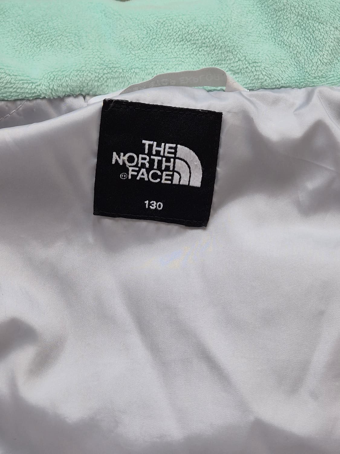 노스페이스 키즈 알칸 티볼 숏패딩 130사이즈입니다. 민트색상 숏패딩이라 상품이미지3