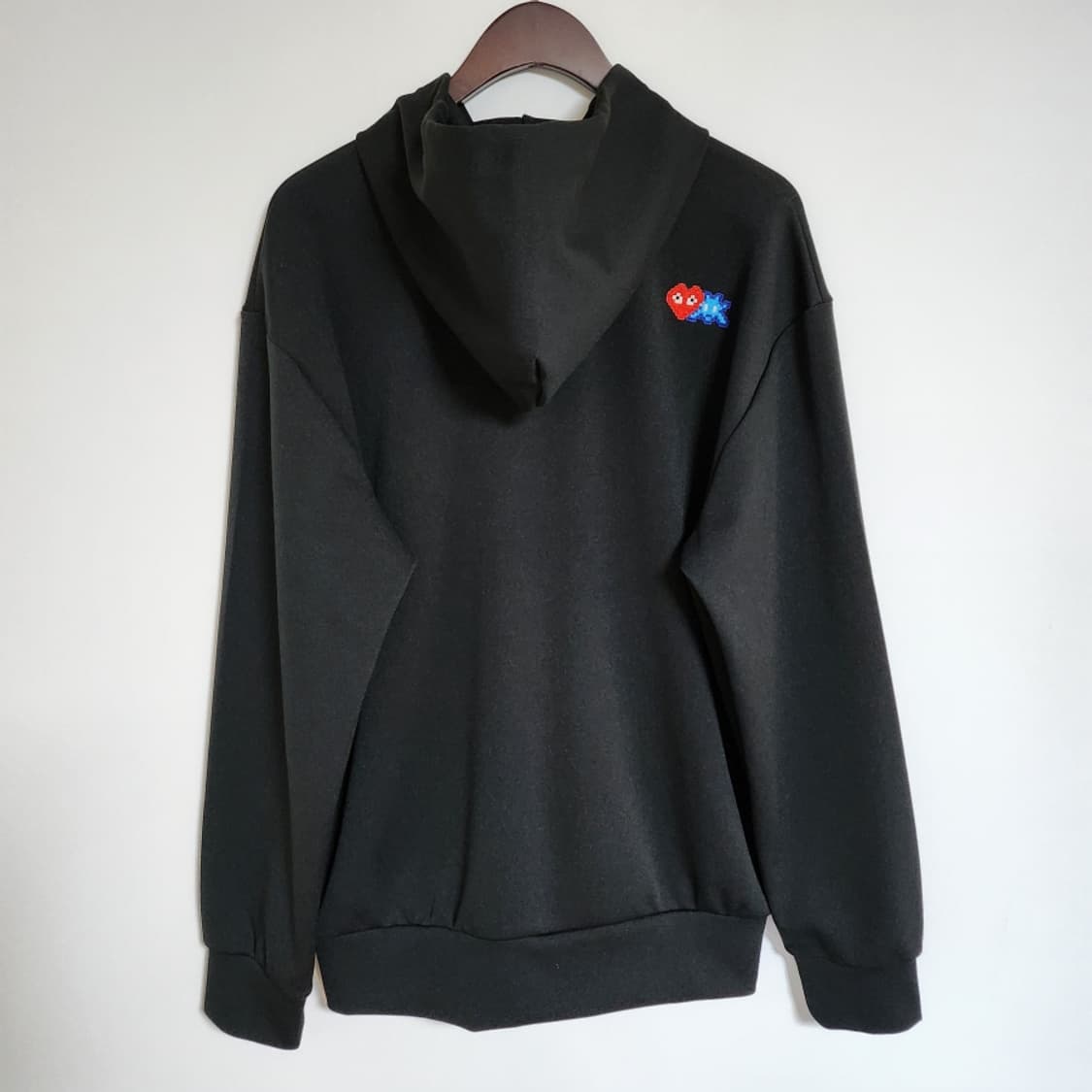 [XXL] 꼼데가르송 X 인베이더 블랙 픽셀 와펜 남성 후드집업 상품이미지1