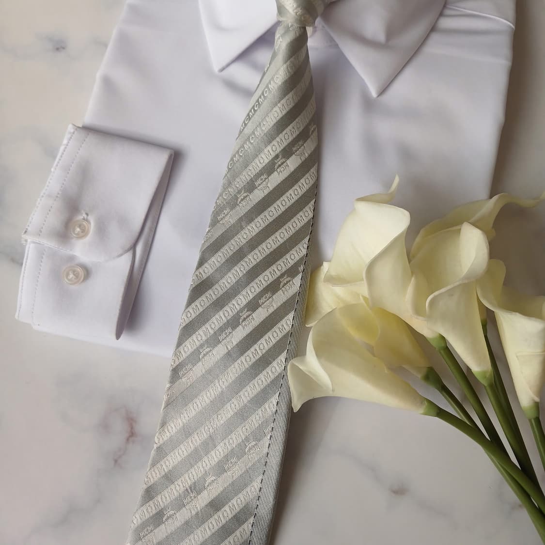 엠씨엠 실크 실버 사선 로고 패턴 넥타이 9cm A등급 A19638
 상품이미지5