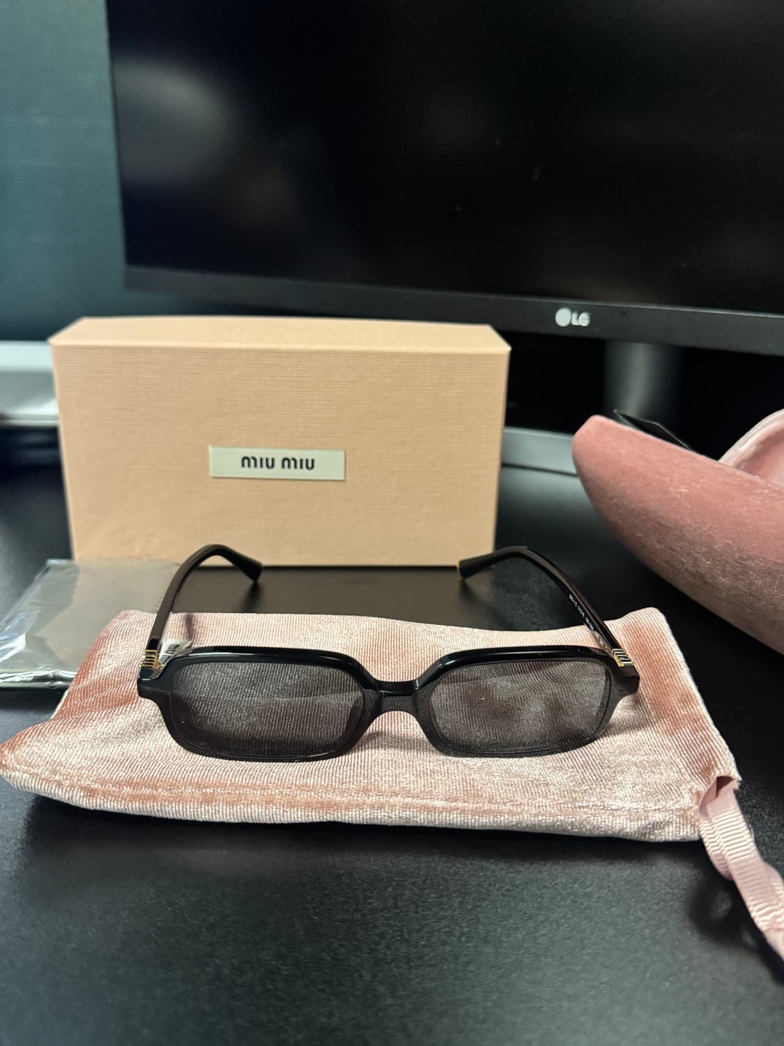 미우미우 리가드 선글라스 슬레이트 그레이 렌즈 상품이미지3