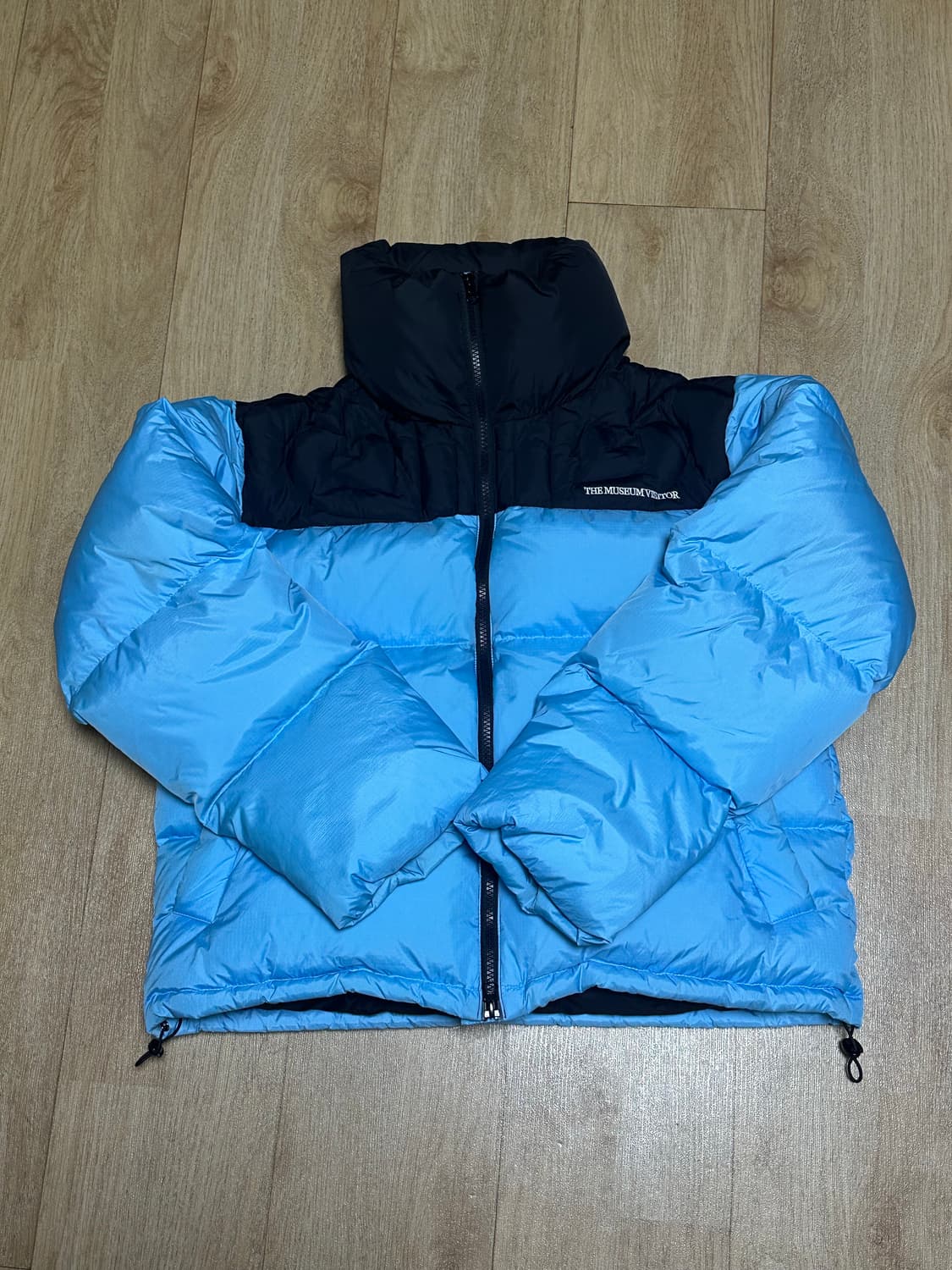 더뮤지엄비지터 하트 패딩 스카이블루 상품이미지4