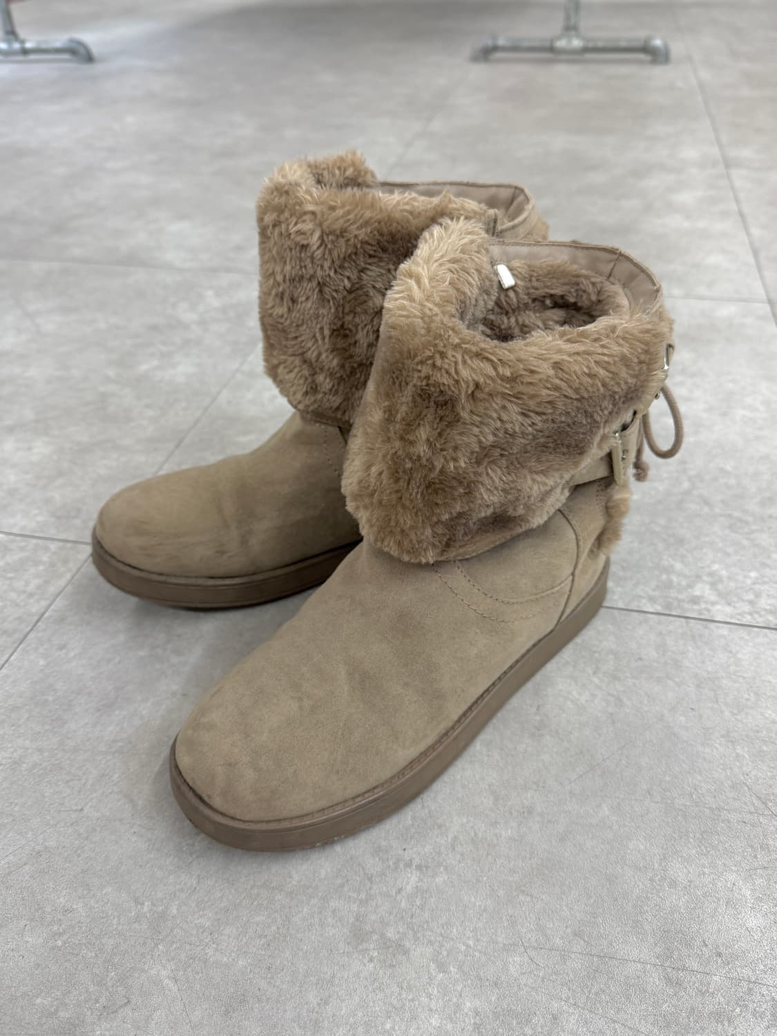 By Guess 버클 퍼 부츠 상품이미지1