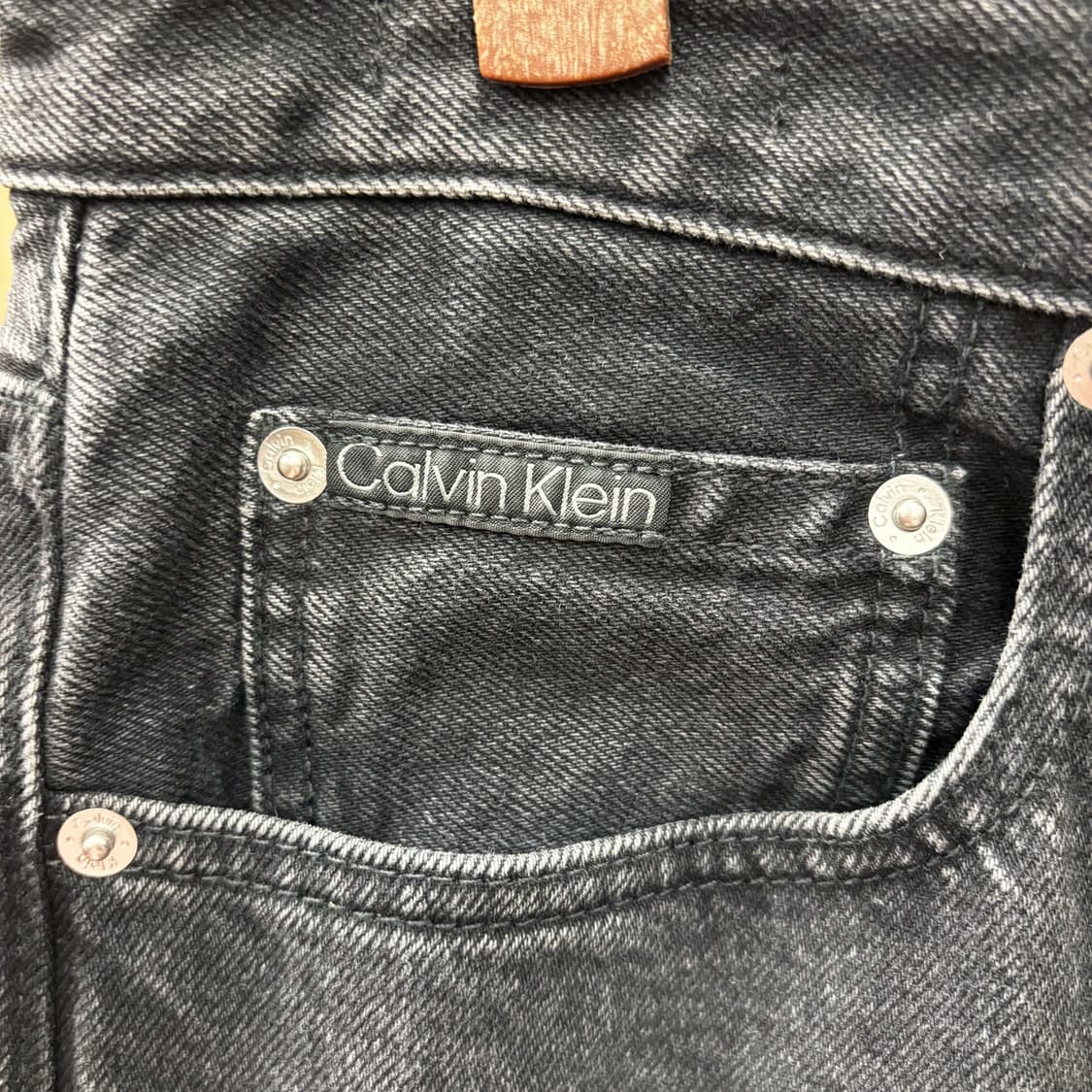 캘빈클라인 데님 팬츠 워치 포켓 밴딩 로고 백 포켓 디테일 레귤러핏 흑청 상품이미지7