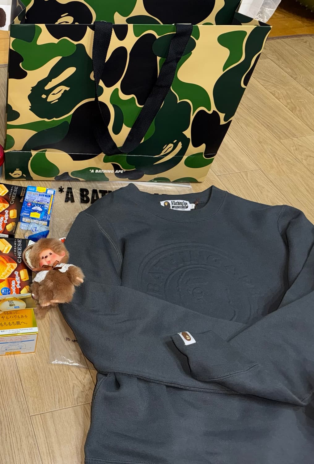 베이프 EMBOSS BUSY WORKS CREWNECK 스웨트셔츠 상품이미지4