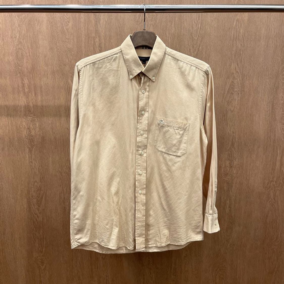 버버리 런던 코튼 셔츠 체스트 싱글 포켓 로고 자수 무지 디테일 베이지 상품이미지2