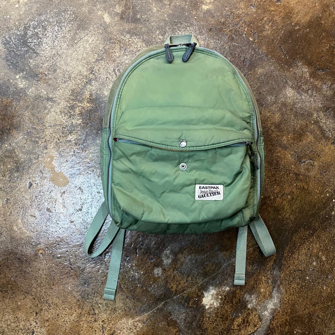 이스트팩 x 장폴고티에 백팩 카키 상품이미지2