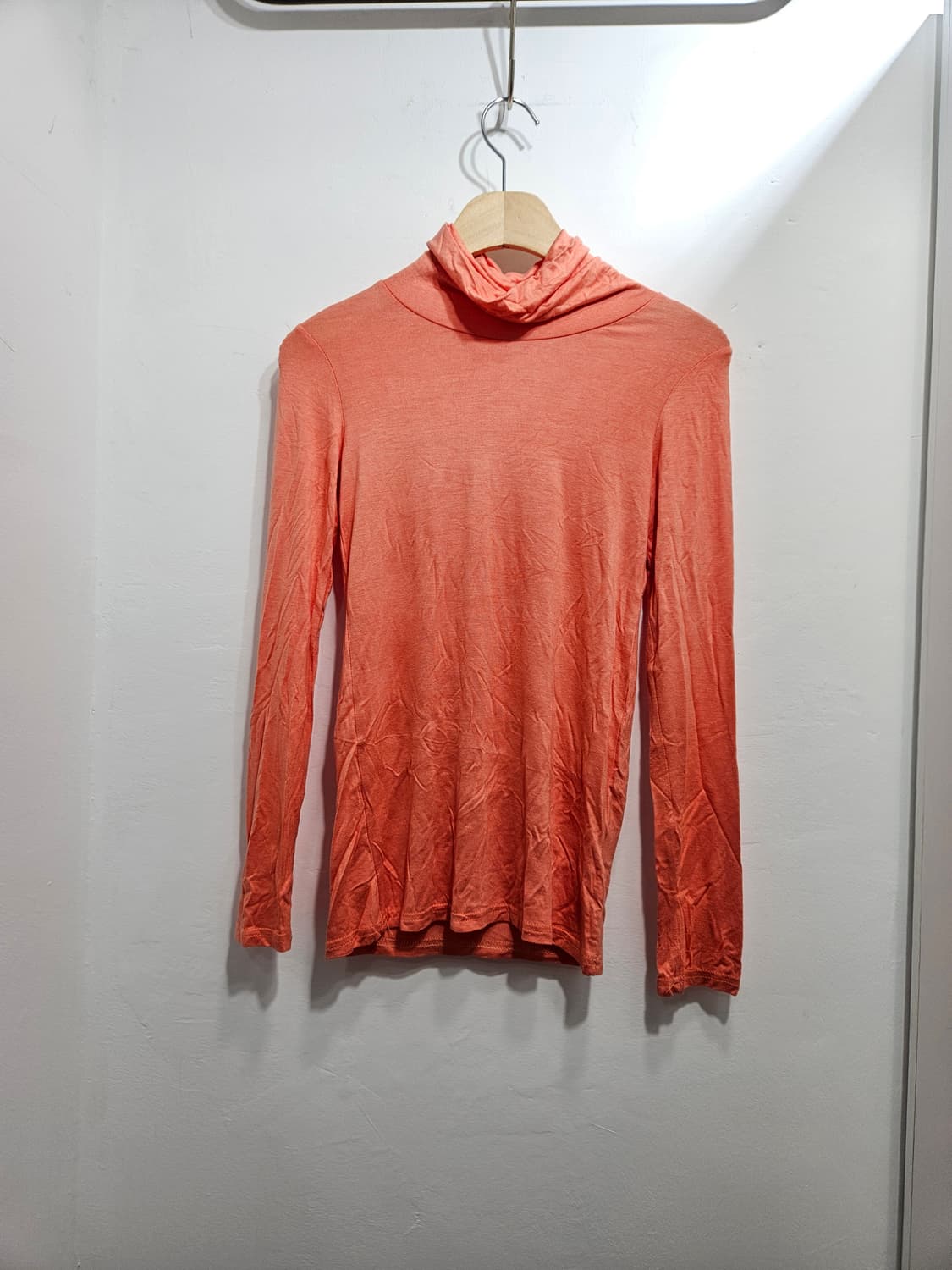 오렌지색 딱붙 터틀넥 긴팔 [새상품] 상품이미지1