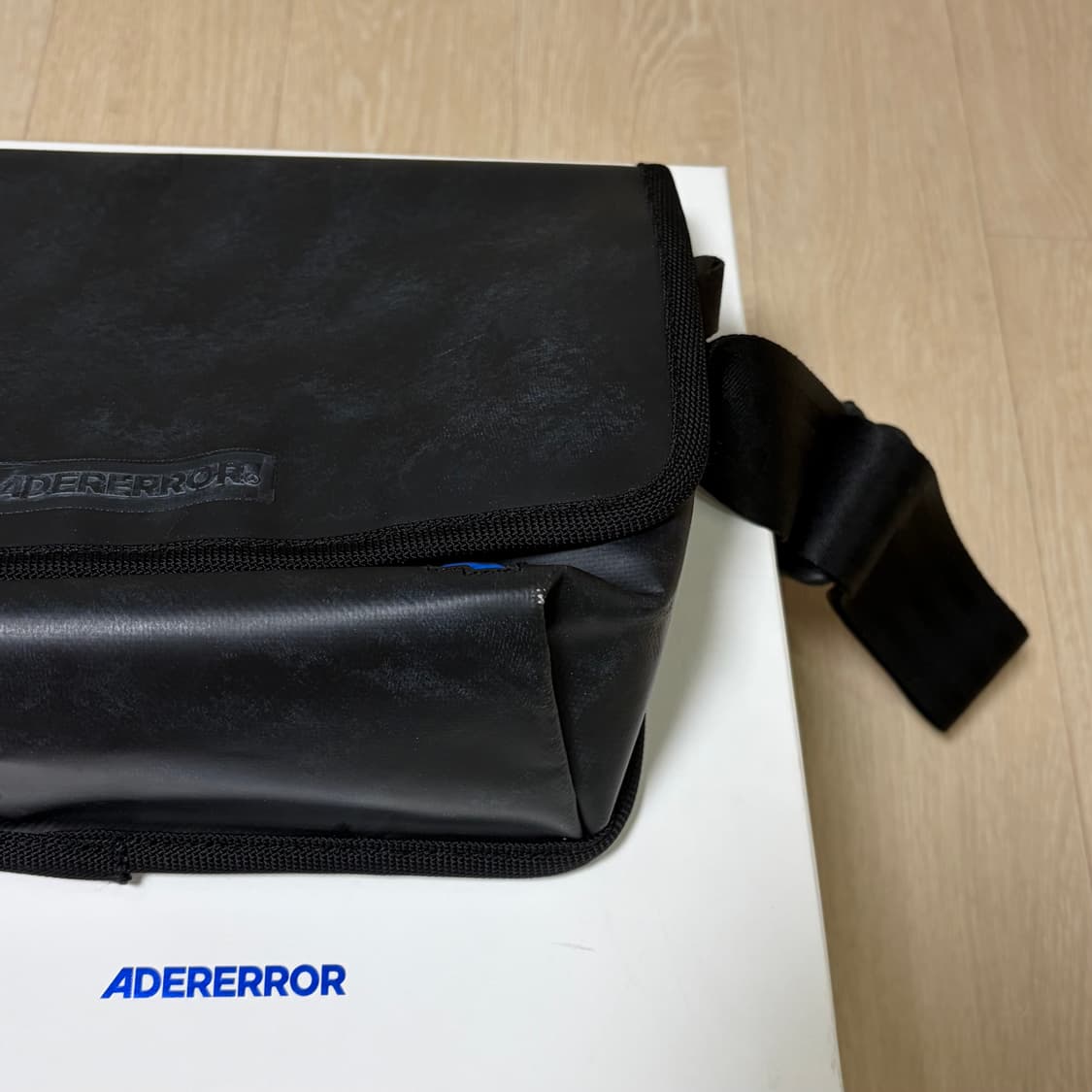 아더에러_스몰 트레이스 이스티 메신저백 느와르 상품이미지6