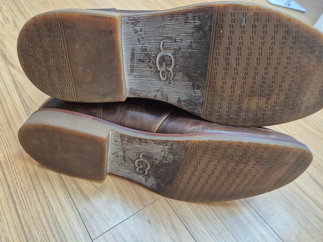 UGG 브라운 색상 레이스업 부츠입니다. 사진에서 보시다시피 전체적으로  상품이미지4