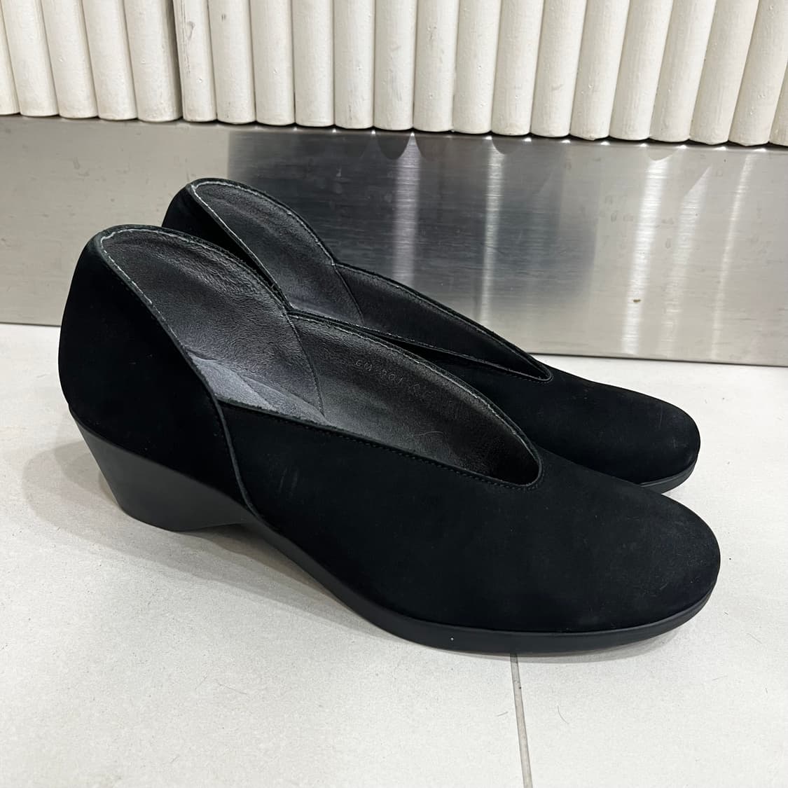 [240] 가이거 소가죽 스웨이드 펌프스 힐 상품이미지5