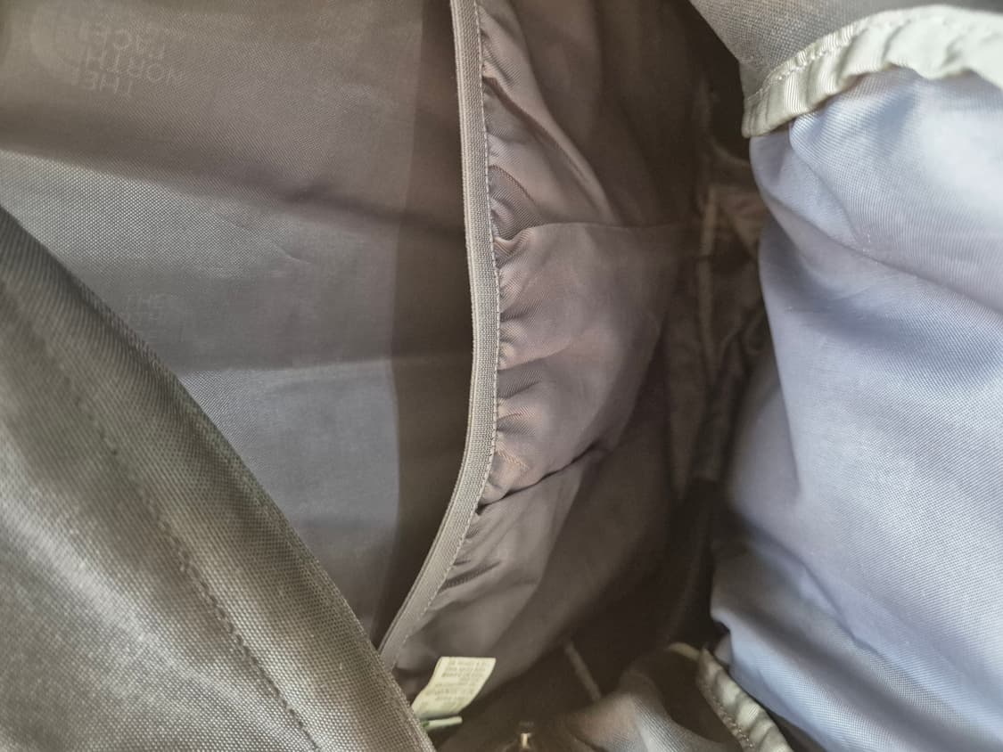 노스페이스 에코 샷 백팩 블랙 색상 판매합니다. 24리터 사이즈로 가볍게 상품이미지3