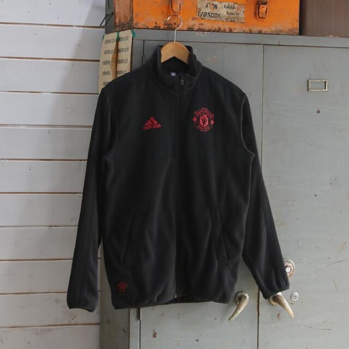 (착용컷) 아디다스 맨유 후리스 자켓 (남성용 M) 상품이미지3