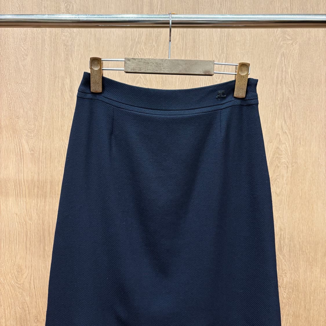 꾸레쥬 펜슬 스커트 허리 라인 시그니처 로고 자수 포인트 디테일 네이비 상품이미지4