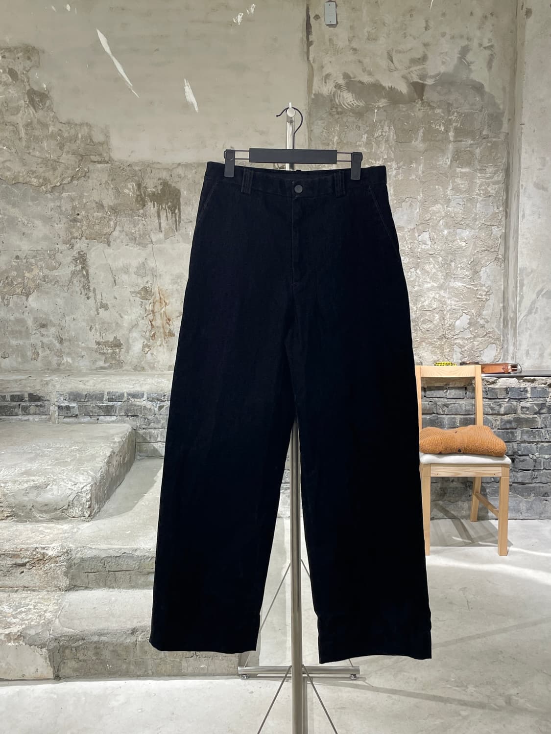 해칭룸 블랙 레귤러 벨벳 데님 팬츠 상품이미지1