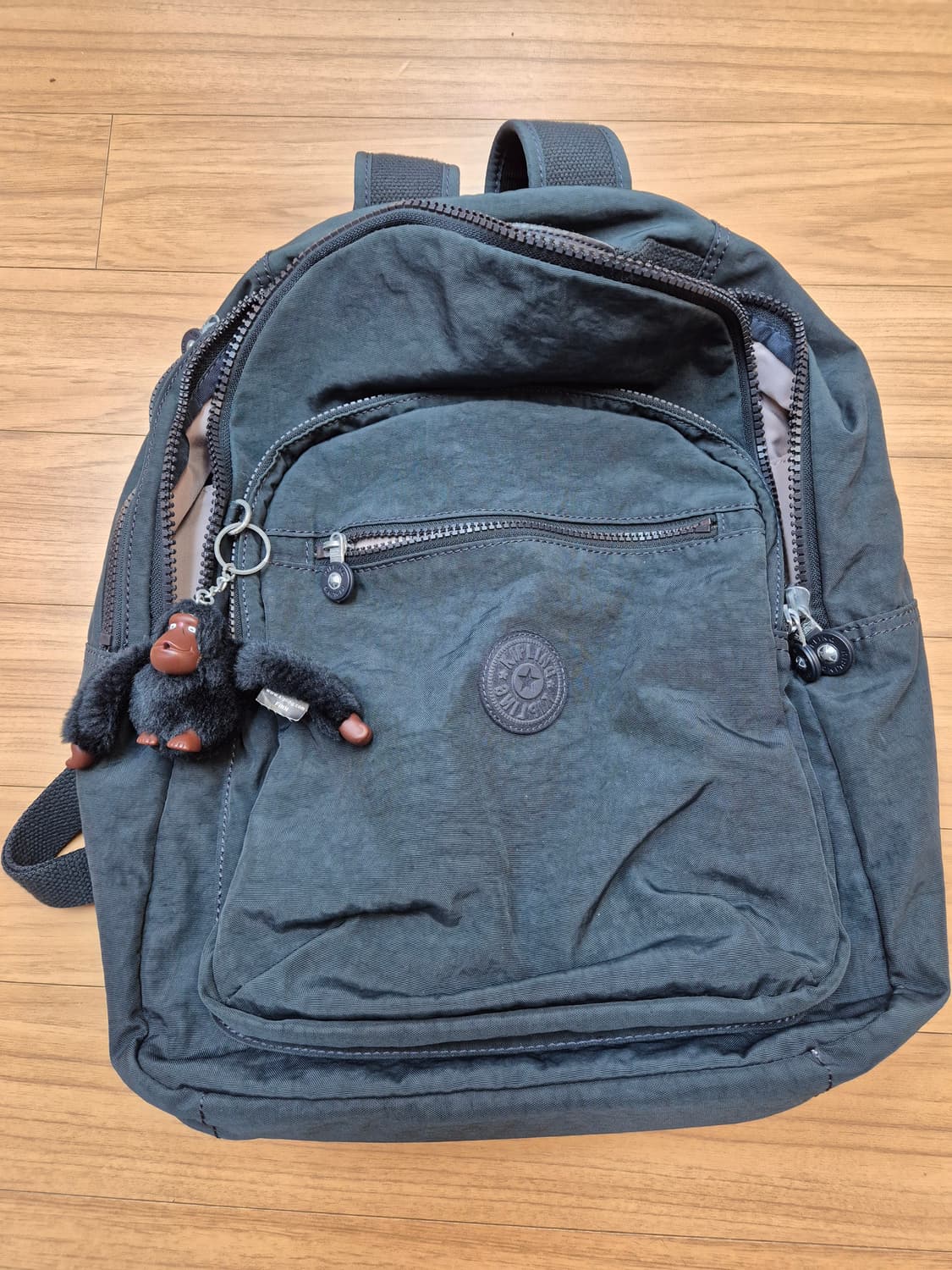 키플링 백팩 판매합니다. 수납공간이 넉넉해서 이것저것 많이 넣고 다니기  상품이미지1