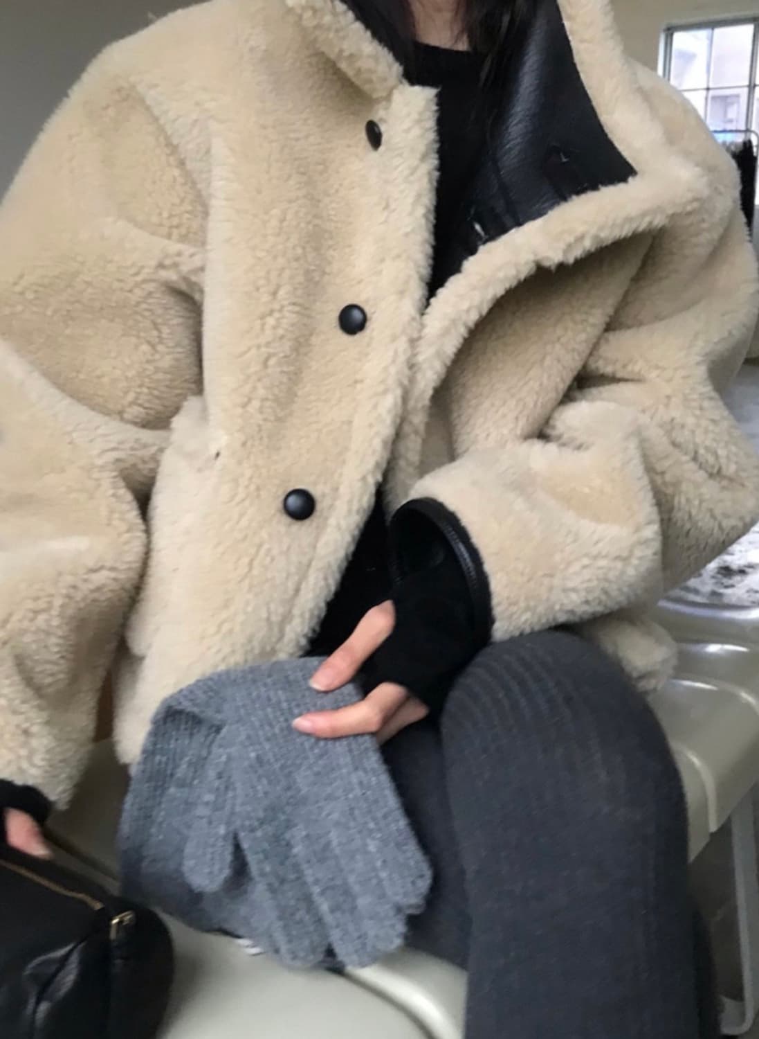 위아 24FW 레옹 리버서블 무스탕 상품이미지2