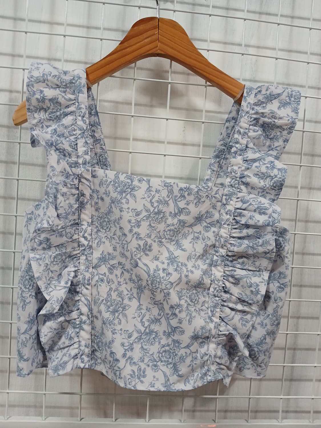 하늘색 꽃무늬 민소매 블라우스 상품이미지2