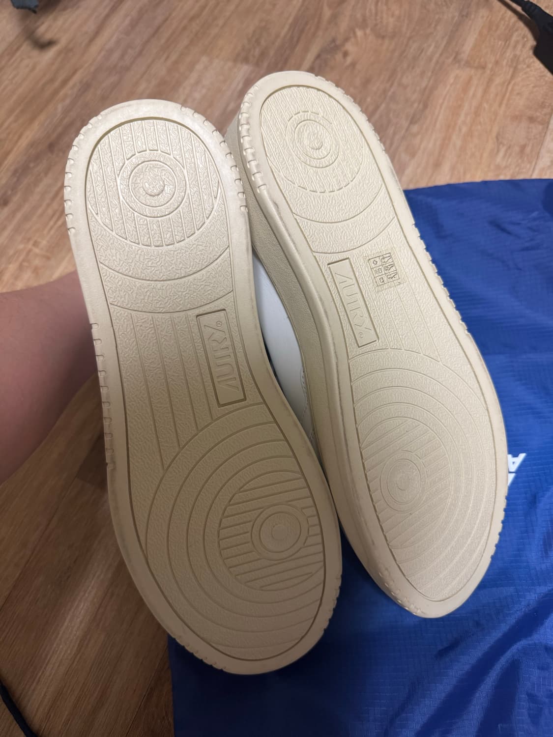 (44) 오트리 메달리스트 미드 고트스킨 스니커즈 화이트 상품이미지3