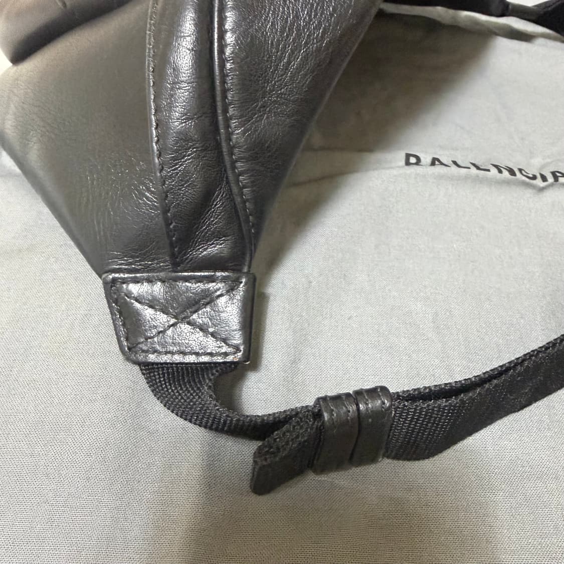 발렌시아가 에브리데이 카프스킨 벨트백 풀박 상품이미지4