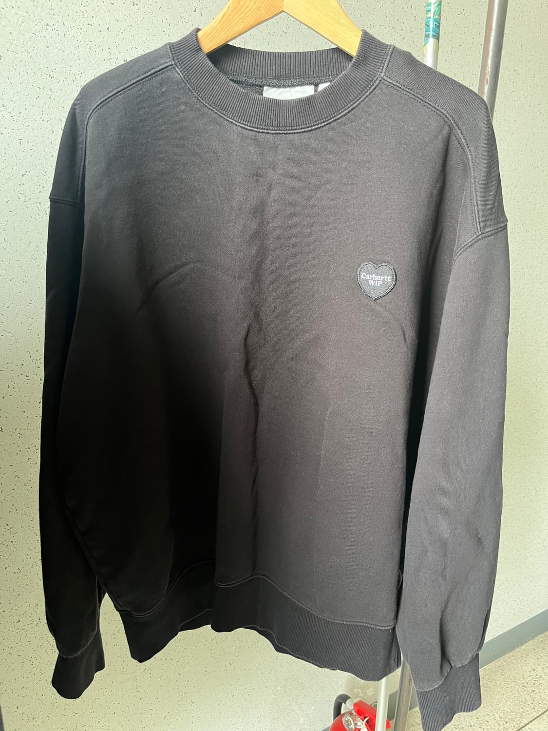 칼하트 WIP 하트패치 크루넥 오버핏 상품이미지1