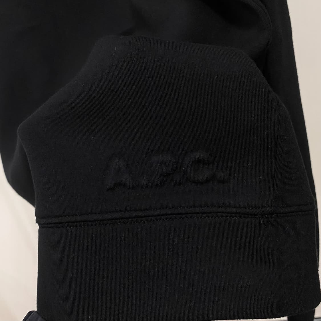 APC 아페쎄 네오프렌 맨투맨 블랙 상품이미지4