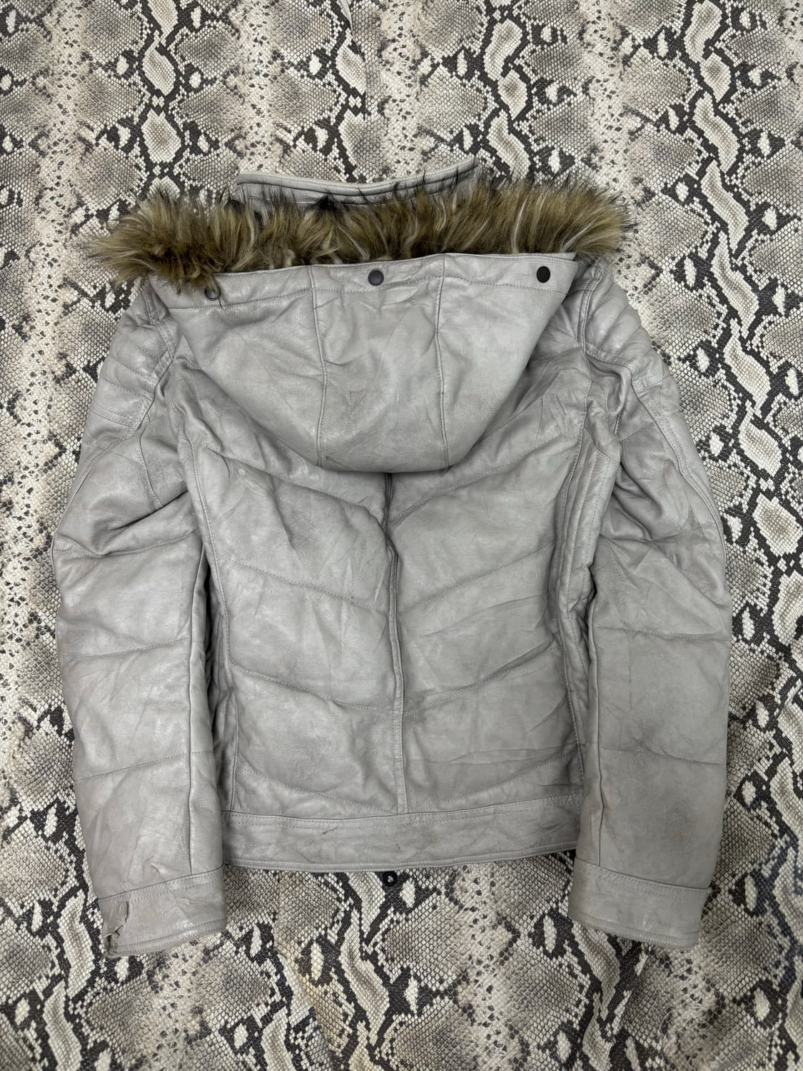 [HIDEAWAYS Nicole]VKEI Grey Leather Down 상품이미지9