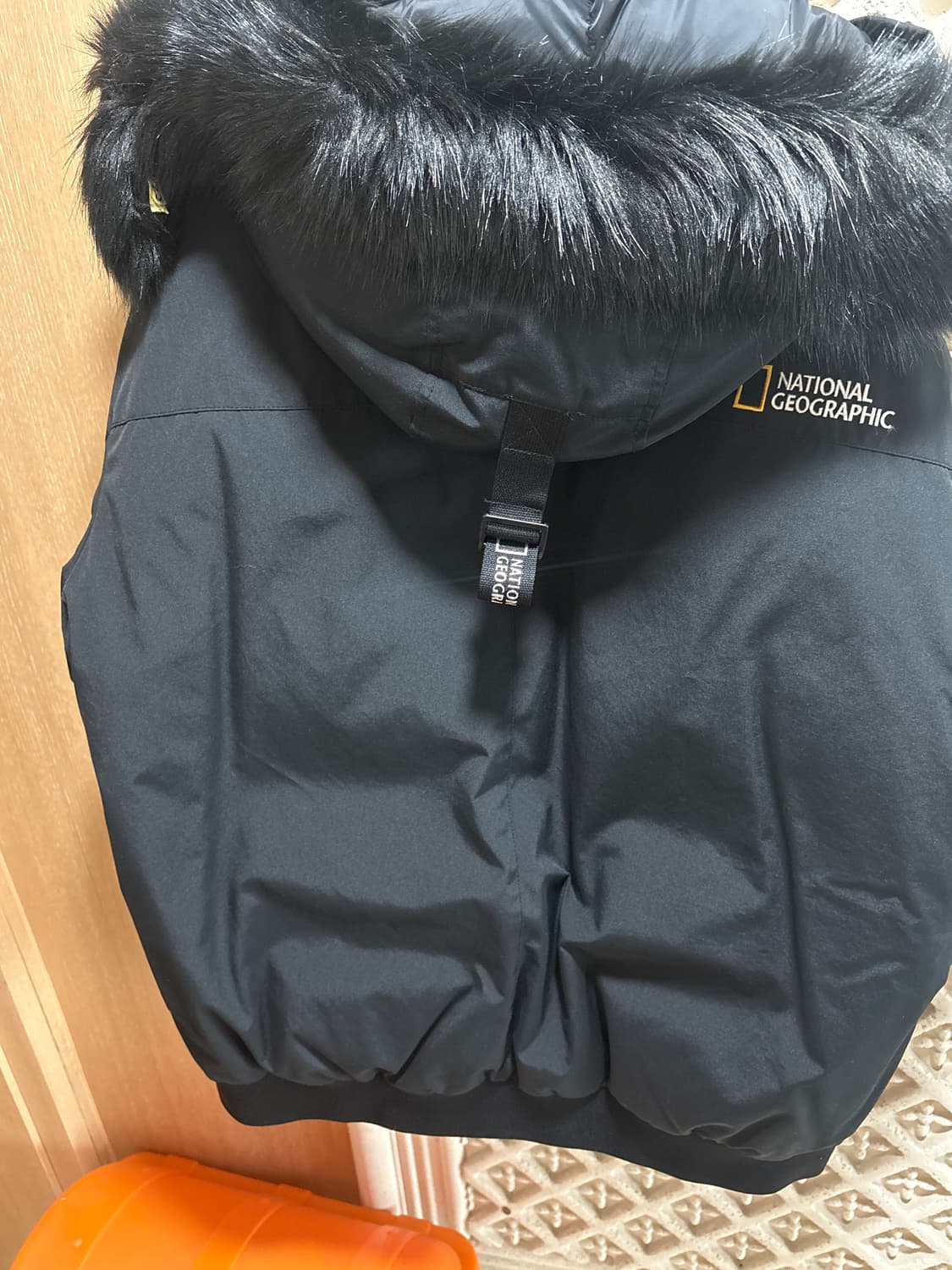 내셔널지오그래픽 타루가 퍼 트리밍 후디 다운점퍼 (카본 블랙) 상품이미지1