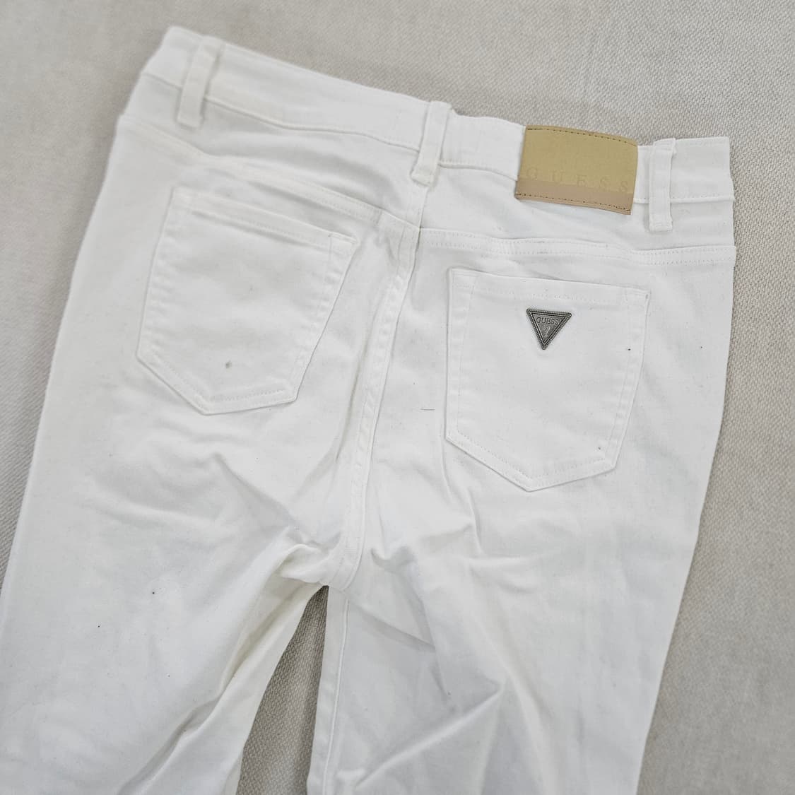 [70(28)] 게스 여성 절개 플레어 붓컷 화이트 팬츠 0114YH1 상품이미지3