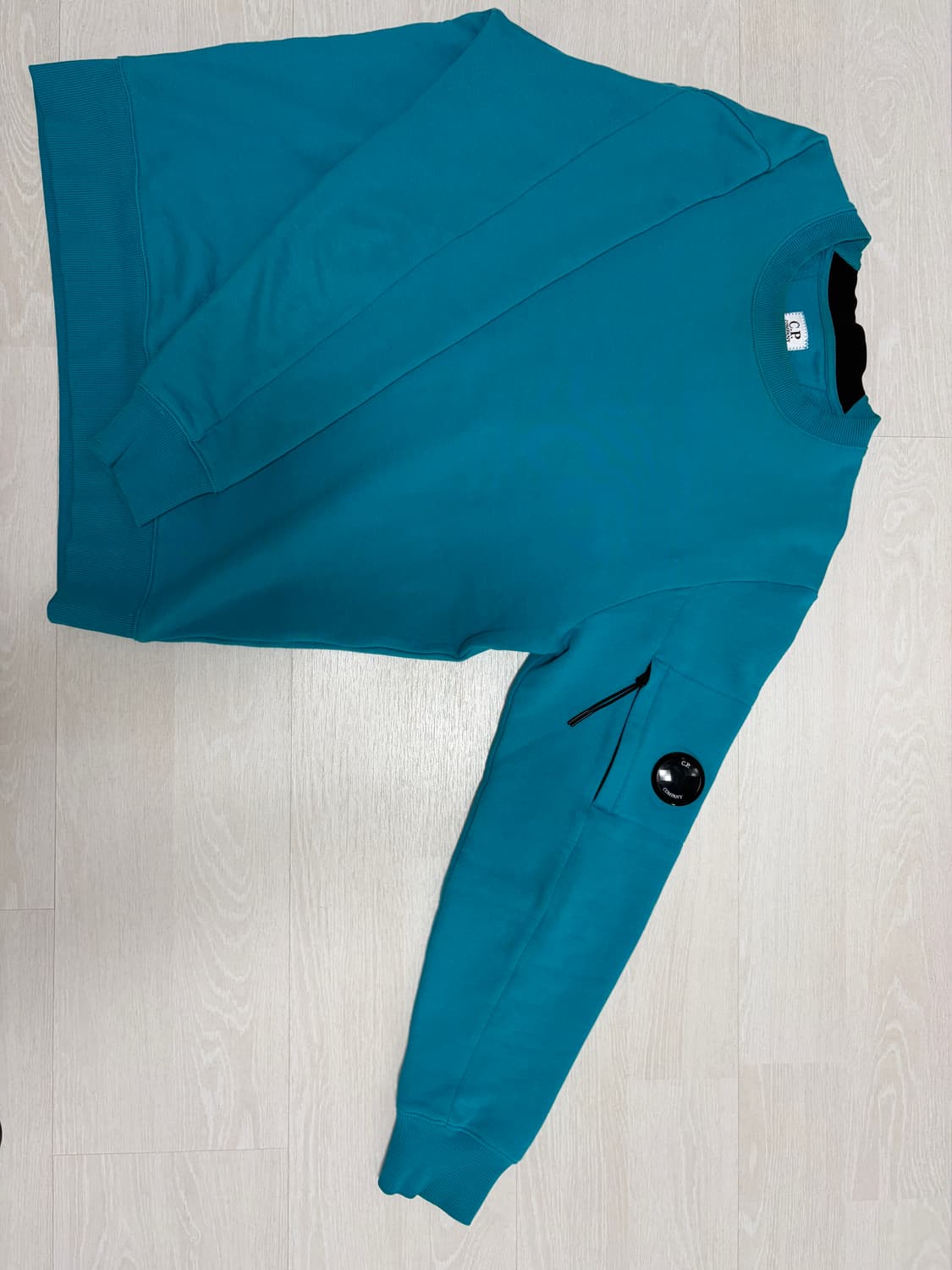 CP컴퍼니 맨투맨 테일 블루 상품이미지1