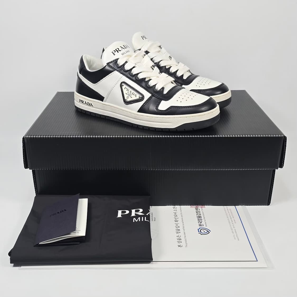 프라다 다운타운 퍼포레이트 가죽 스니커즈 ( 220 ) 상품이미지1