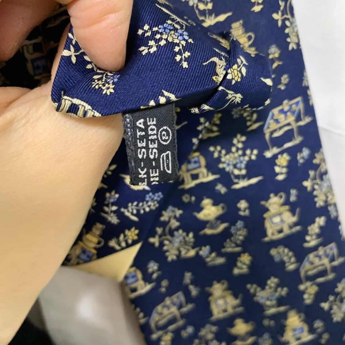 살바토레 페라가모 빈티지 앤틱 패턴 실크 넥타이 네이비 상품이미지5