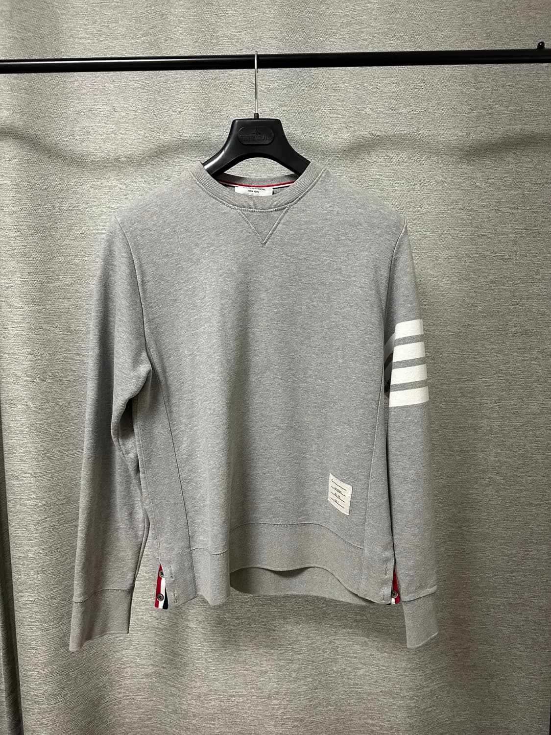 톰브라운 4선완장 맨투맨 그레이 (4) 상품이미지1