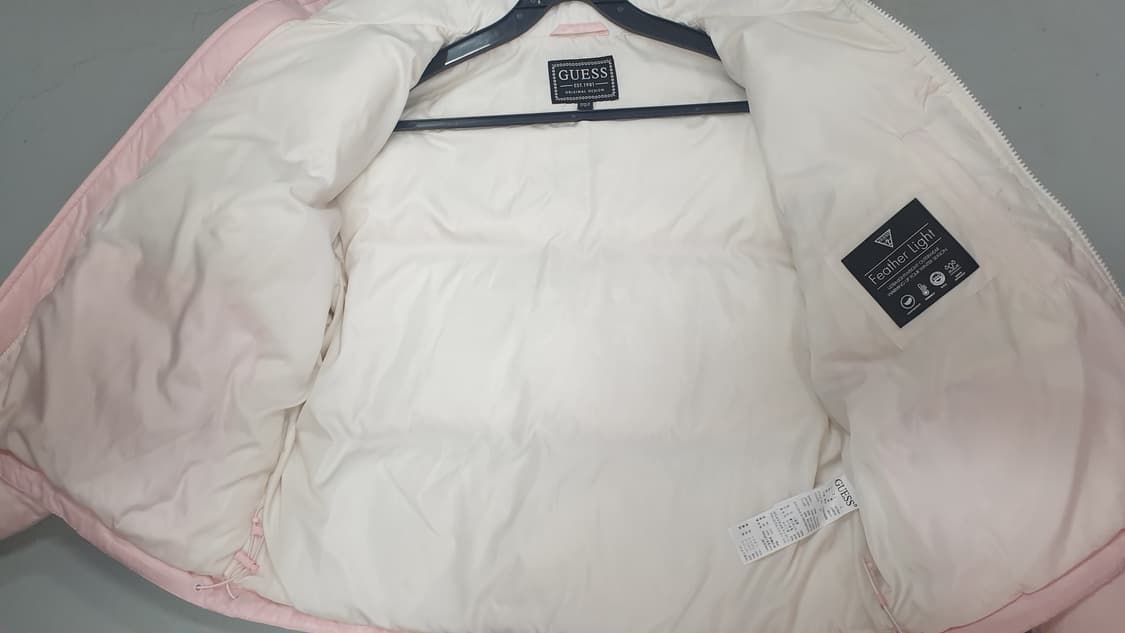 GUESS 핑크 다운 숏 패딩 상품이미지3