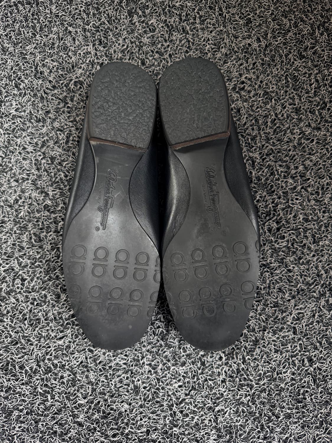 페라가모 남성 간치니 비트 가죽 로퍼 (블랙) 상품이미지5