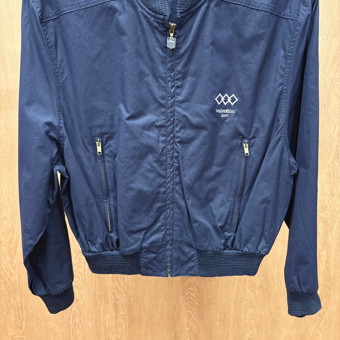 발렌티노 스포츠 코튼 봄버 자켓 로고 자수 그래픽 시보리 디테일 네이비 상품이미지5