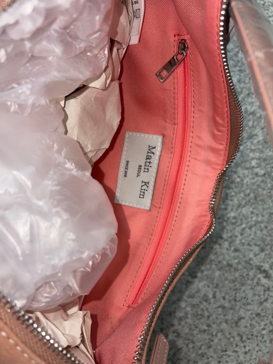 (새상품) 마땡킴 하프문 스웨이드 레더백 상품이미지5