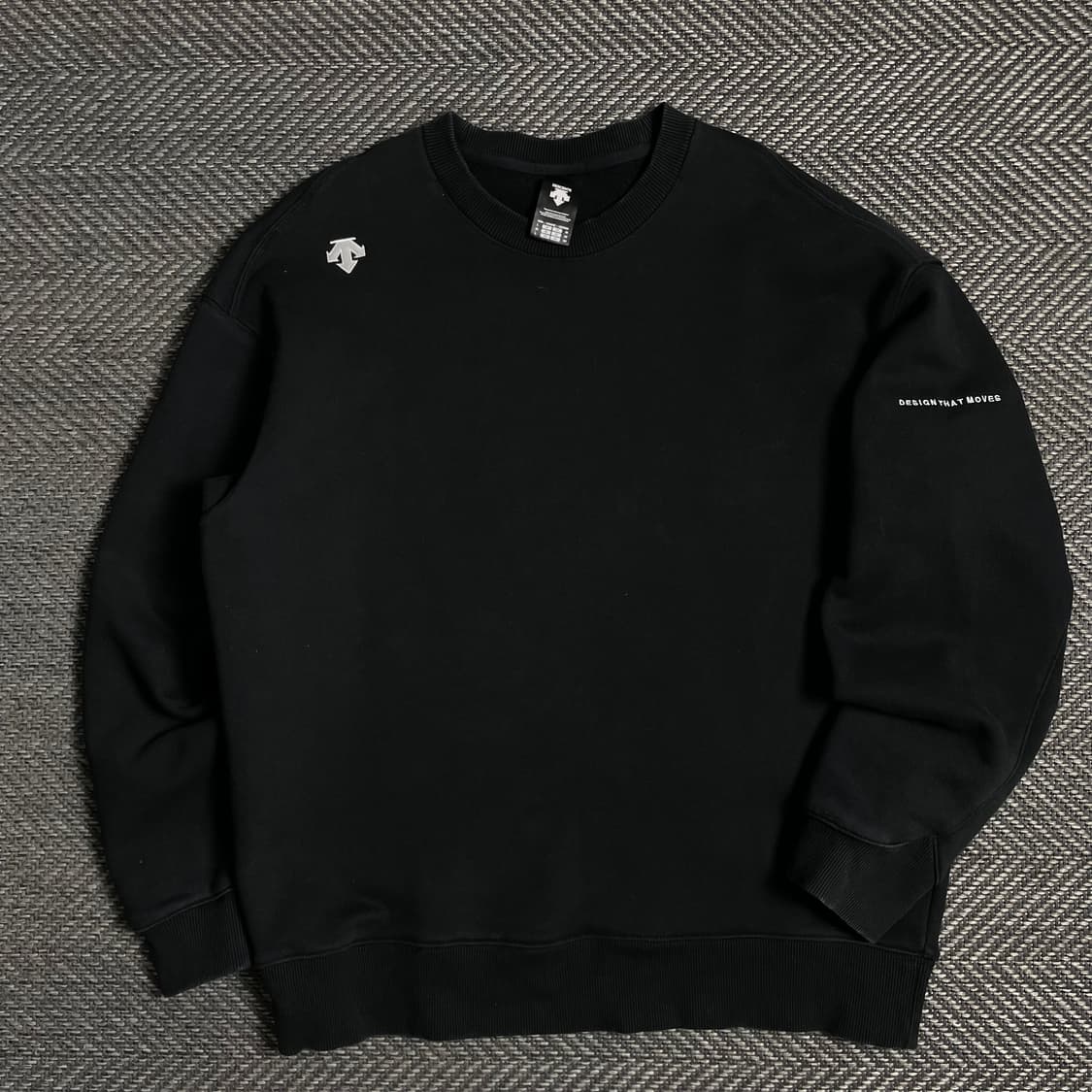 데상트 자수로고 레터링 스웻 맨투맨 블랙y 4933 상품이미지1