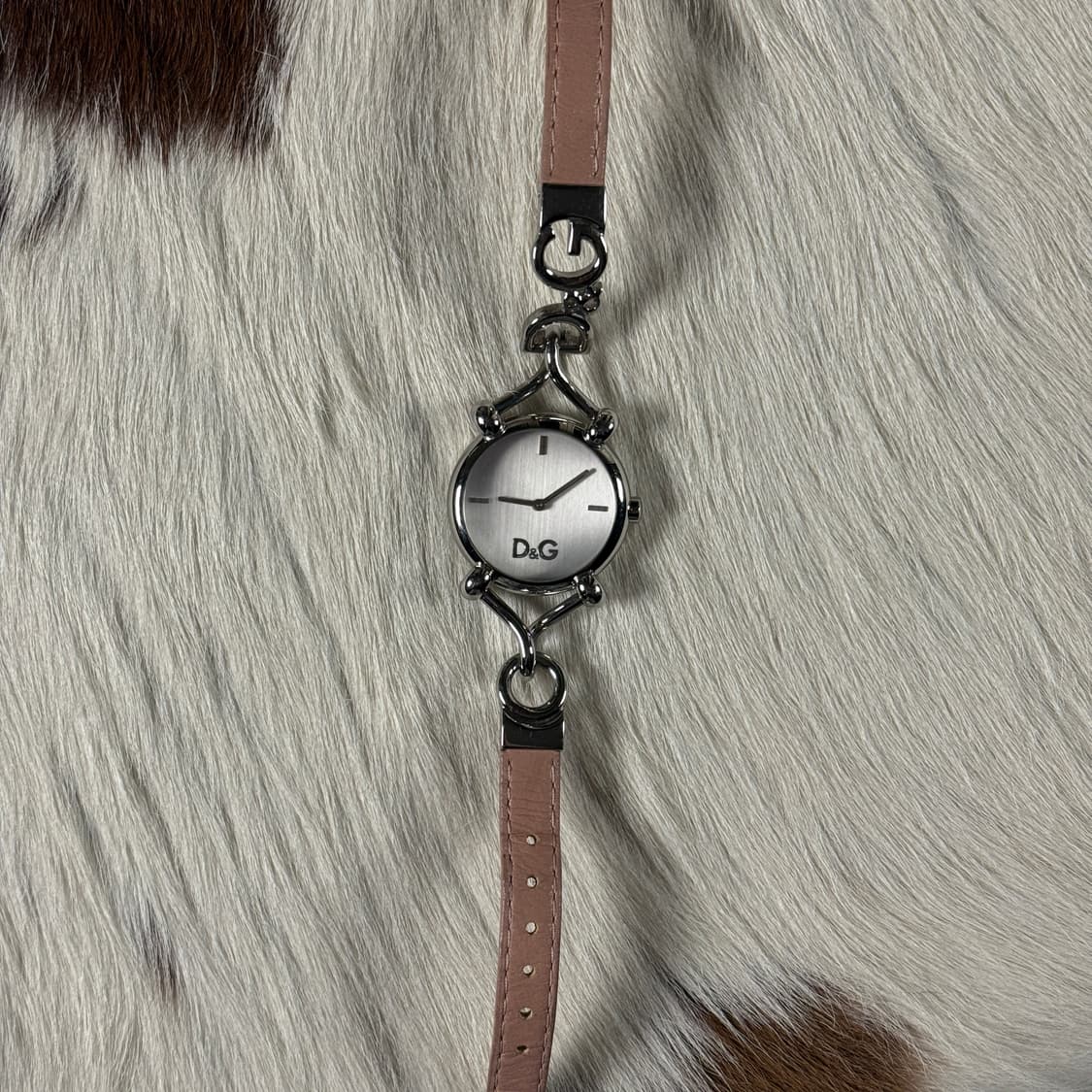 돌체앤가바나 핑크 스틸 로고 가죽 여성 손목시계 상품이미지2