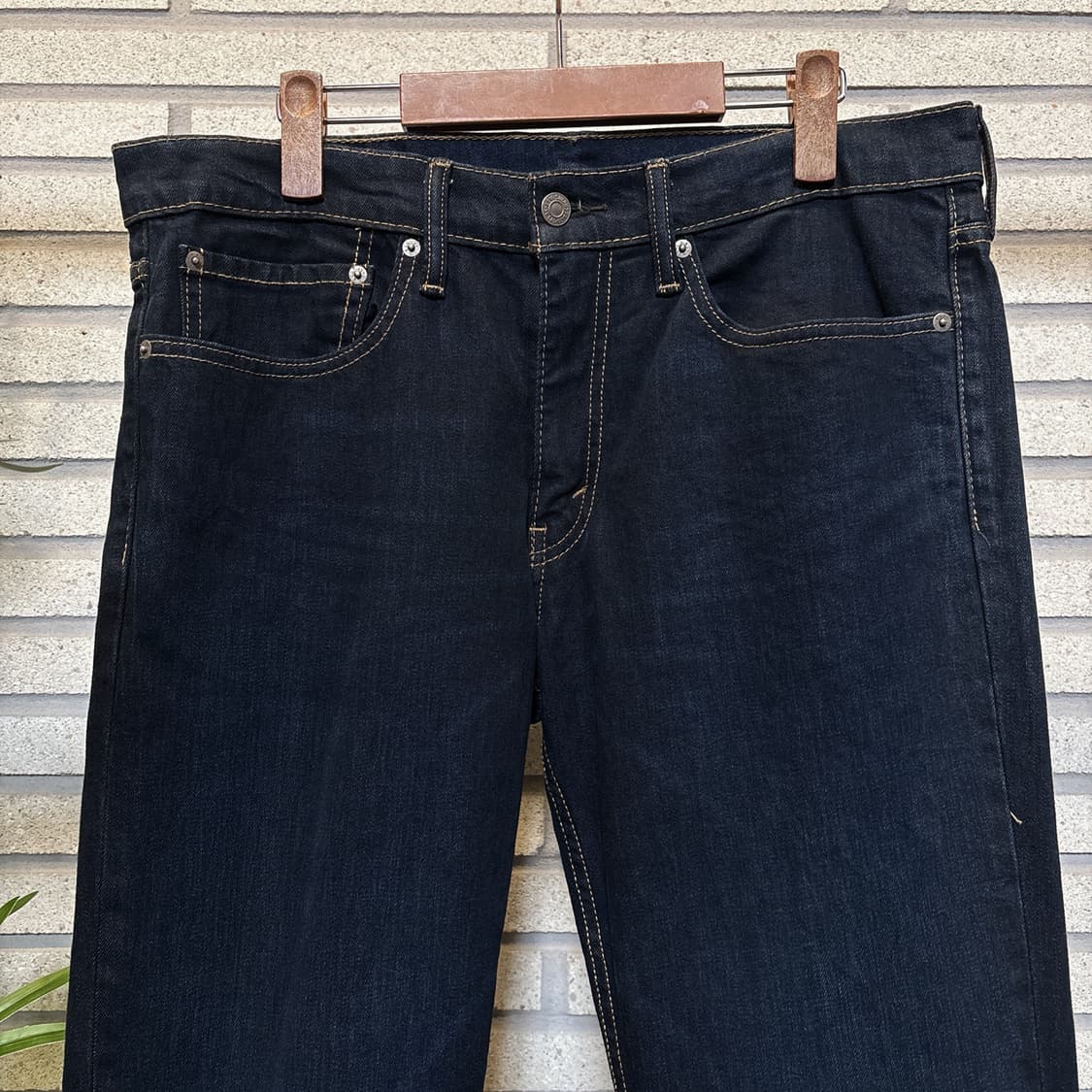 리바이스 미니멀 스트레이트 데님팬츠 로우 컷 디테일 진청 상품이미지4