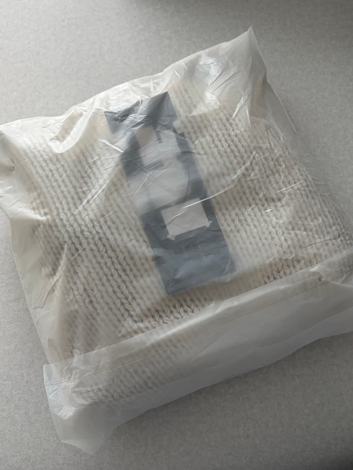 RELAXED COTTON SWEATER IN ECRU 상품이미지4