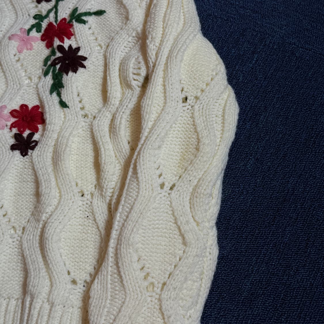 모리걸 아이보리 꽃 자수 케이블 니트 상품이미지3
