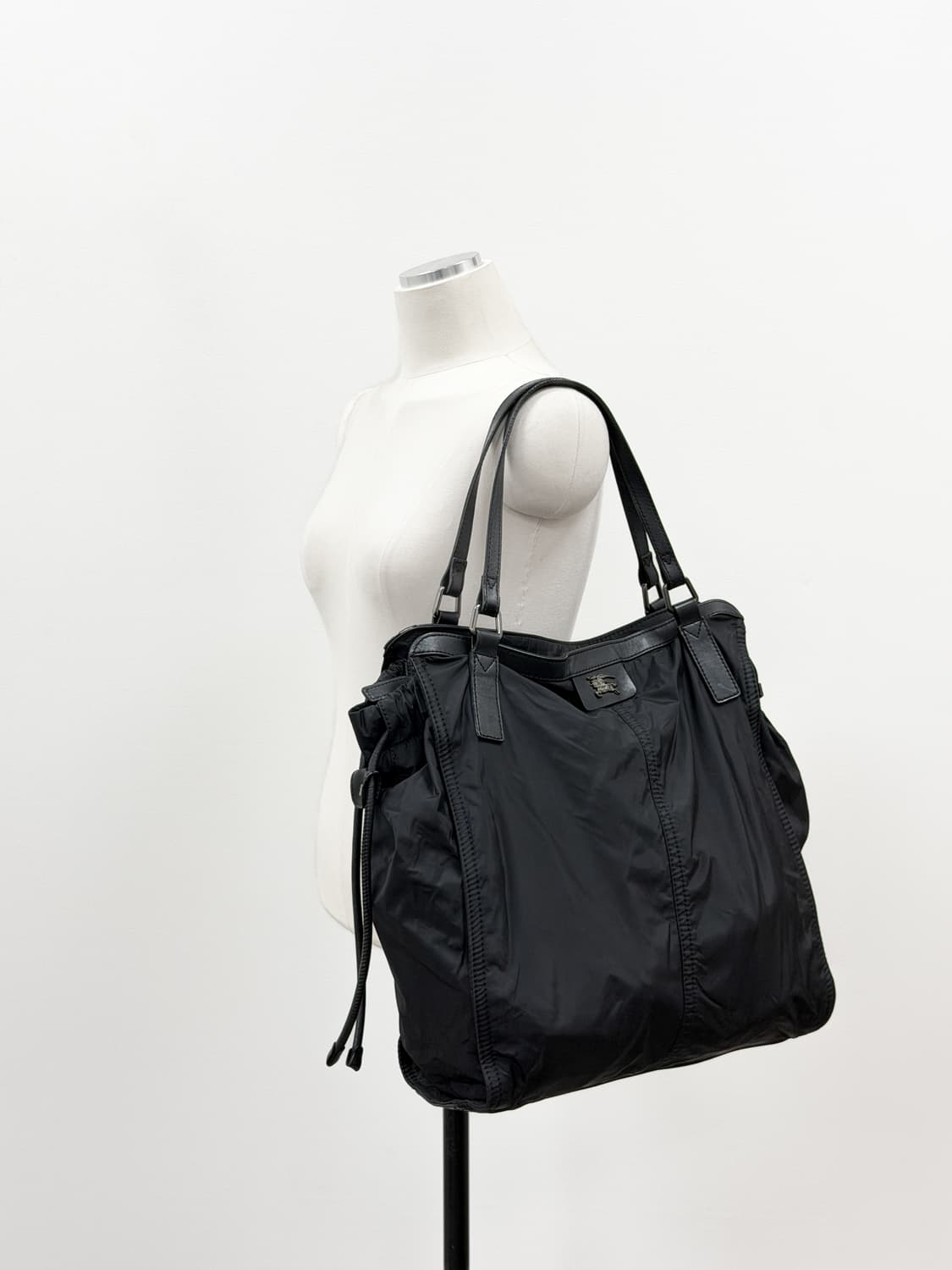 버버리 나일론 & 레더 블랙 숄더백 상품이미지4