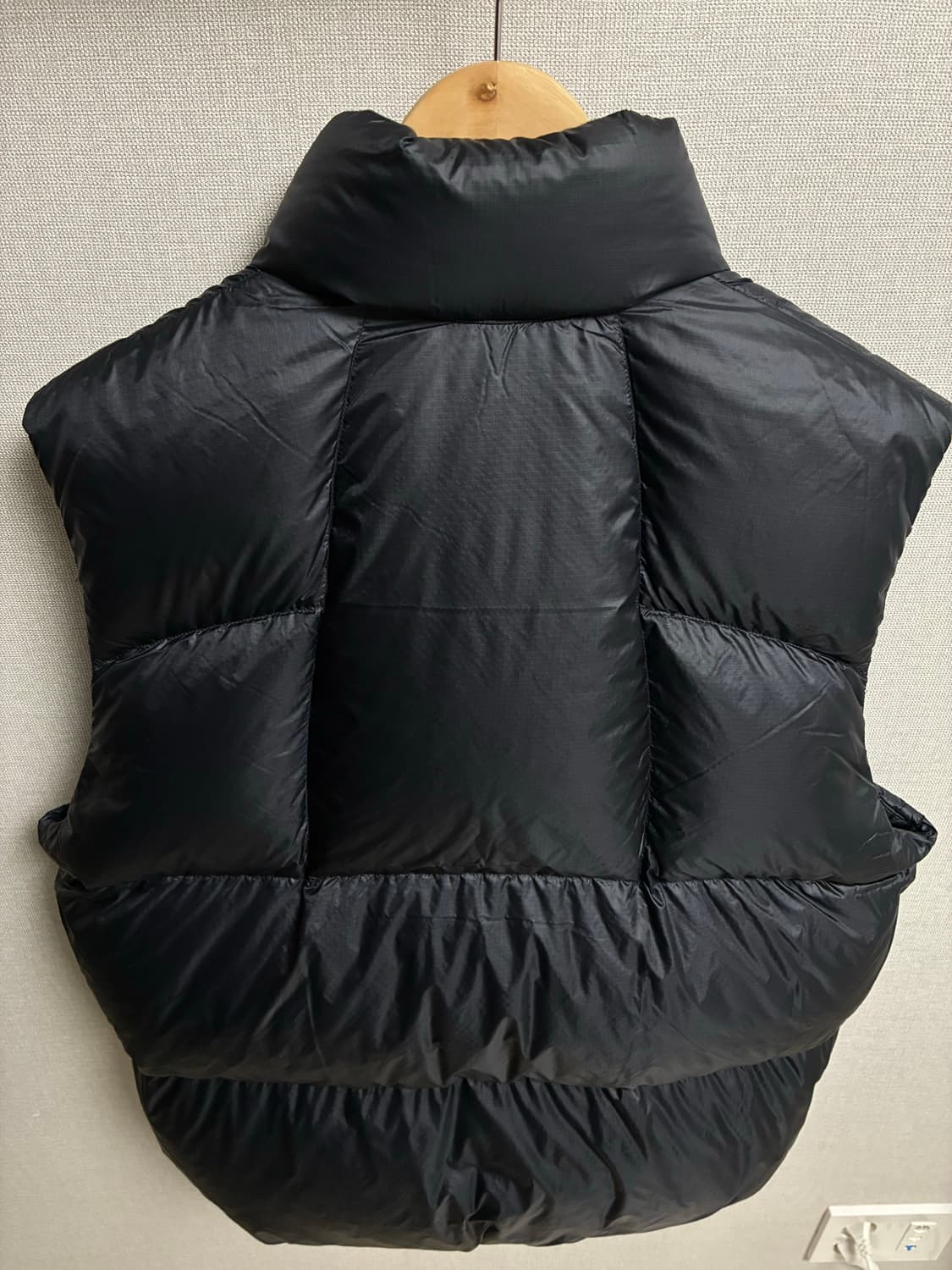 골드윈 25fw 퀀텀 다운 베스트 블랙컬러 3사이즈 상품이미지5