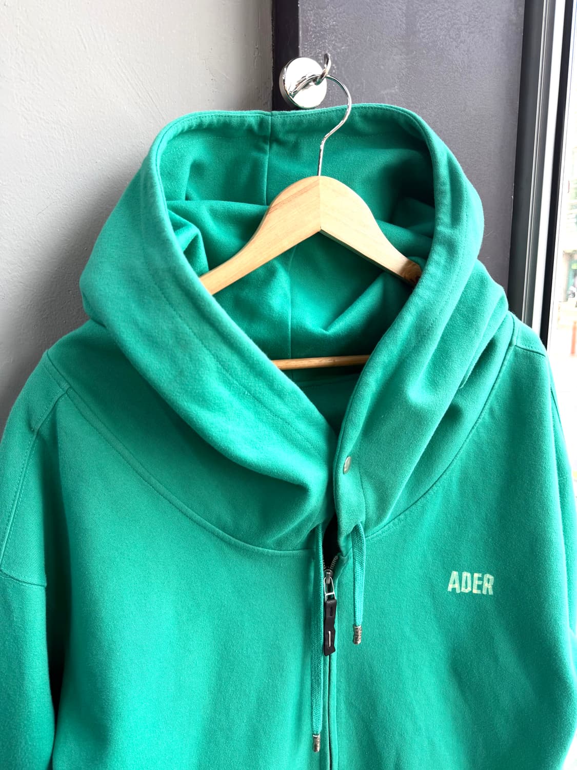 A2/ 아더에러 넥버튼 로고 후드집업 상품이미지3