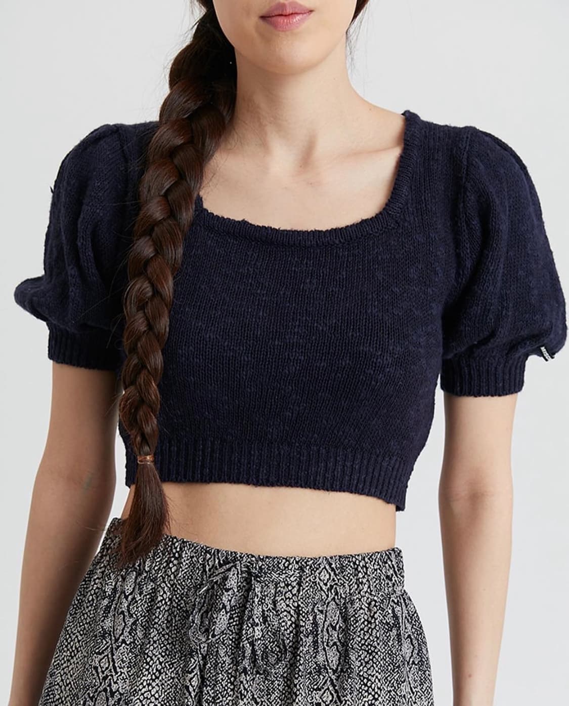 Mischief 미스치프 퍼프 니트 크롭탑 (화이트,네이비) 상품이미지1