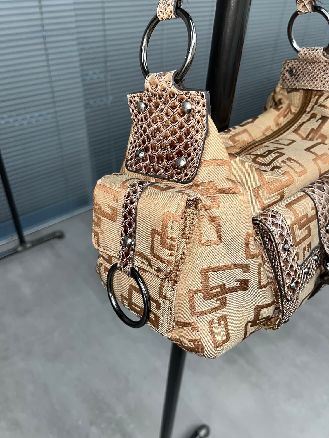 Guess Brown Logo Shoulder Bag 상품이미지5