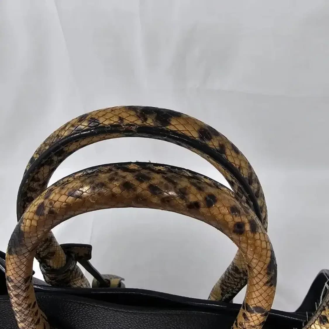 생로랑 세인트로랑 블랙 뱀피 핸드백 상품이미지4