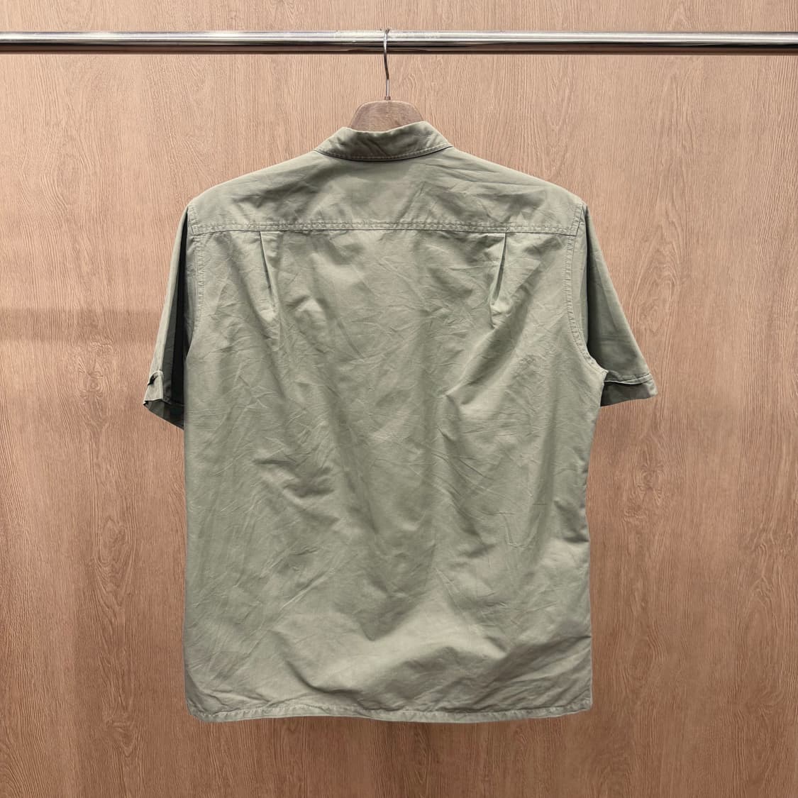 버버리 코튼 반팔 셔츠 플랩 포켓 로고 자수 디테일 레귤러핏 카키 상품이미지3